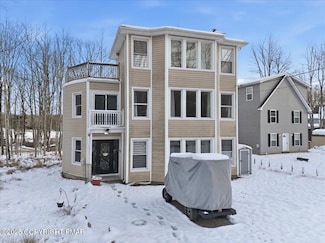 7814 Lake Shore Dr, Pocono Lake, PA 18347