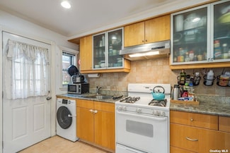 67-43 218th St Unit Duplex, Oakland Gardens, NY 11364