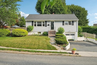 17 Maplewood Blvd, Suffern, NY 10901