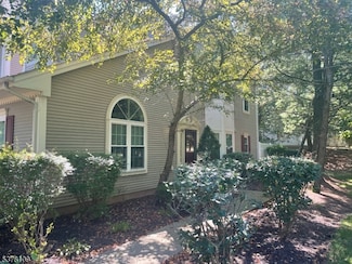 17 Cameo Ct, Franklin Park, NJ 08823