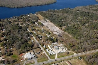 136 Grove Park Ln, San Mateo, FL 32187