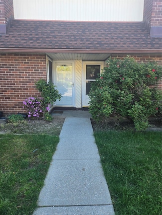 214 Pointe Cir N, Coram, NY 11727