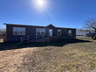 808 Pecan St, Jourdanton, TX 78026