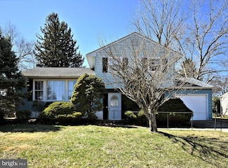 12 Kirby Dr, Morrisville, PA 19067