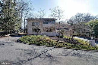 745 Potomac River Rd, McLean, VA 22102