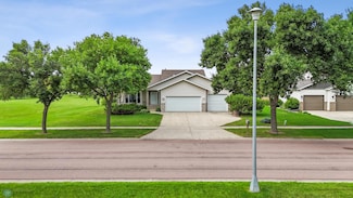 3306 26th Ave S, Fargo, ND 58103