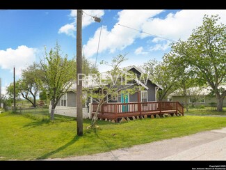 8021 9th St, Somerset, TX 78069