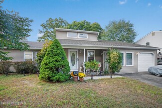 35 Honeysuckle Way, Howell, NJ 07731