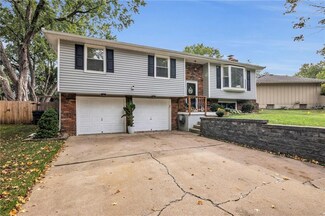 124 SW Sandstone Dr, Blue Springs, MO 64014