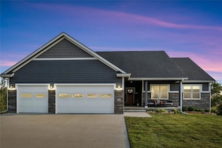 598 Thunder Rd, Pella, IA 50219