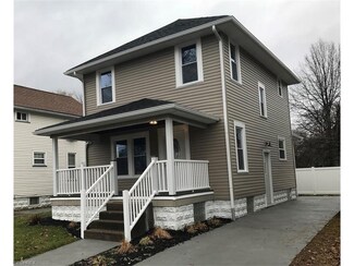 1011 Maple Ave, Uhrichsville, OH 44683