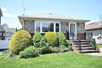 205 White Rd, Mineola, NY 11501