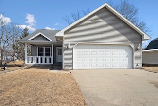 104 Harrison St NE, Cascade, IA 52033