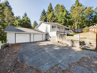 654 Forest View Dr, Willow Creek, CA 95573