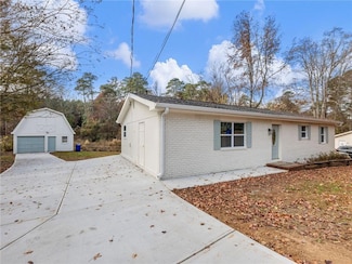 930 Woodbridge Dr NE, Conyers, GA 30012