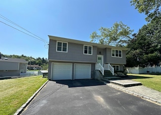 58 Hauppauge Rd, Hauppauge, NY 11788
