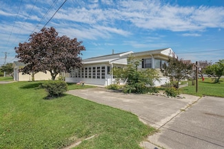 8209 Sea Breeze Dr, Chincoteague Island, VA 23336