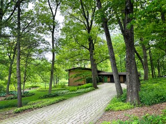 27W631 Elm Dr, Northwoods, IL 60185