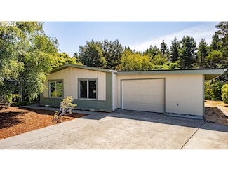 790 Siano Loop, Florence, OR 97439