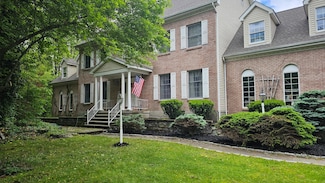 17 Stonegate Dr, Hyde Park, NY 12538