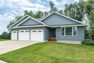 811 Valley Ct, Center Point, IA 52213