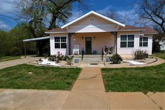 301 E Sandstone St, Llano, TX 78643