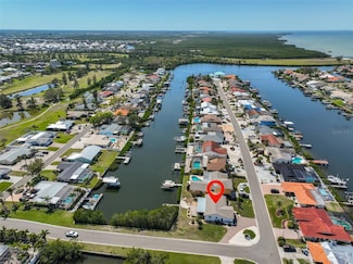 902 Chipaway Dr, Apollo Beach, FL 33572