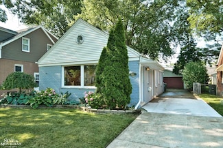 1641 Hampton Rd, Grosse Pointe Woods, MI 48236