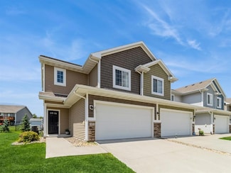 101 Sycamore Ln, Norwalk, IA 50211