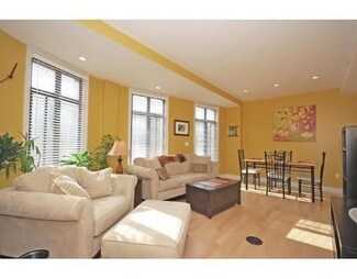 424 Massachusetts Ave Unit 2R, Boston, MA 02118
