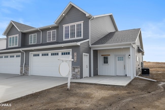 5819 Davies Dr, Bismarck, ND 58503