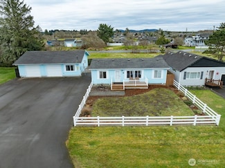 315 4th St NE, Long Beach, WA 98631