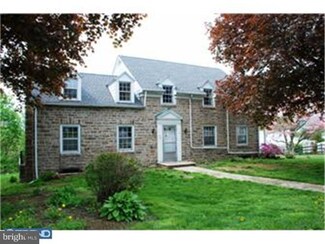 25 Main St, Strausstown, PA 19559