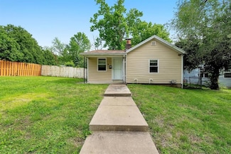 426 Bluff Dr, Saint Louis, MO 63137
