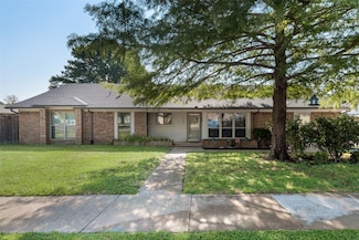 816 Little Creek Dr, Euless, TX 76039