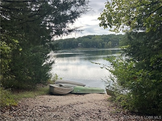 70 Bloomington Dr, Four Seasons, MO 65049