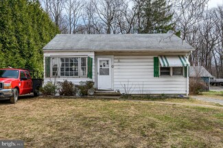 49 Woodside Ave, Hightstown, NJ 08520