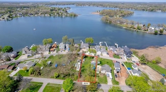 2414 Cranewood Dr, Fenton, MI 48430