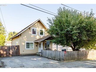 308 N 7th St, Cottage Grove, OR 97424
