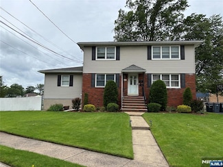 121 Rochelle Pkwy, Saddle Brook, NJ 07663