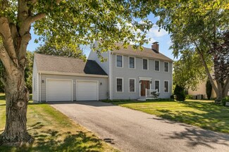 42 Pequot Ln, Middletown, RI 02842