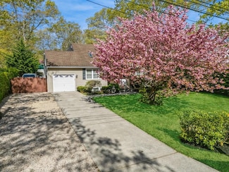 176 Church Dr, Mastic Beach, NY 11951
