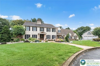 8 Harding Ct, Easton, PA 18045