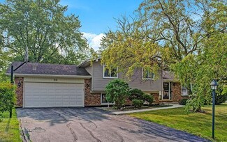 69 Orchard Ln, Lindenhurst, IL 60046