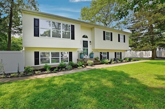 6 Zebra Rd, Rocky Point, NY 11778