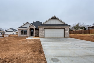 1615 W College St, Jacksboro, TX 76458