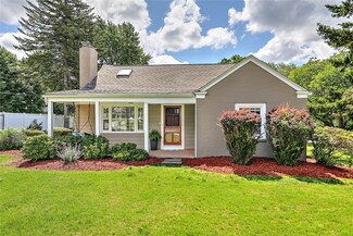 5 Winsor St, Greenville, RI 02828