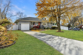 16 E Hill Dr, Smithtown, NY 11787