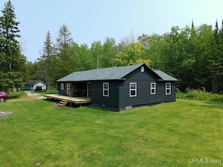 2731 Jones Rd, Gulliver, MI 49840