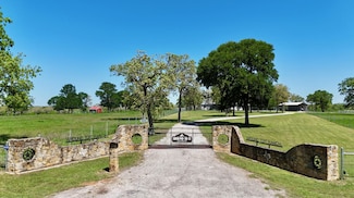 6440 Mockingbird Rd, Flatonia, TX 78941